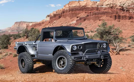 Το πρωτότυπο Jeep M-715 FiveQuarter φέρει τον υπερτροφοδοτούμενο κινητήρα HEMI V8 των 6,2 λτ., ο οποίος αποδίδει περισσότερους από 700 ίππους ισχύος.