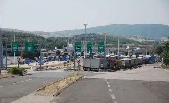 εκατοντάδες νταλίκες σχηματίζουν ουρές στον Προμαχώνα για την είσοδο στην Ελλάδα ε