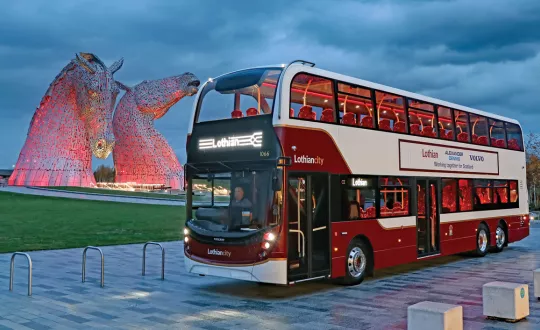 Το διώροφο Enviro400XLB δημιούργησε η Alexander Dennis Limited (ADL), στηριζόμενη στο τριαξονικό σασί Volvo B8L, με τον 8λιτρο diesel κινητήρα D8K των 350 ίππων να προέρχεται και αυτός από τη Volvo.