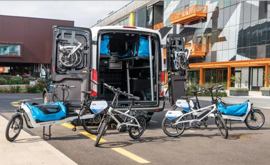 Το πρωτότυπο Ford Transit, εκτός από τα δέματα μεταφέρει και ποδήλατα, τα οποία θα συμμετάσχουν στην τελική διανομή-παράδοση (last-mile delivery) των προϊόντων.