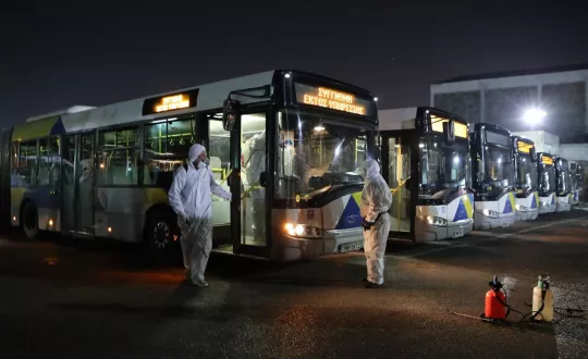 Καθημερινά απολυμαίνονται λεωφορεία και συρμοί για την πρόληψη μετάδοσης του κοροναϊού.