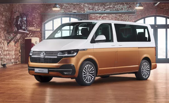 Η Volkswagen Commercial Vehicles παρουσίασε την ανανεωμένη έκδοση του T6, τη σειρά Τ6.1, κάνοντας αρχή με την έκδοση μεταφοράς προσωπικού, το νέο Multivan 6.1, το εμπορικό λανσάρισμα του οποίου θα εκκινήσει το προσεχές φθινόπωρο.