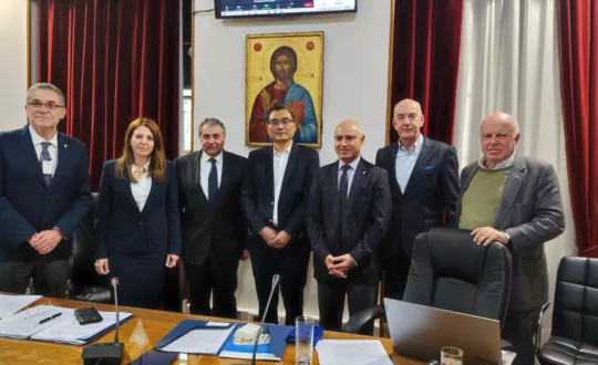 Από αριστερά προς τα δεξιά: Ο Α’ Αντιπρόεδρος του ΕΒΕΠ κ. Δημήτρης Μαθιός, η εκπρόσωπος του λιμένα Πειραιά κα Δέσποινα Γκικάκη, ο Πρόεδρος του ΕΒΕΠ κ. Κορκίδης, ο Πρόεδρος της OΛΠ Α.Ε.- COSCO Shipping κ. Yu Zenggang, ο Υπεύθυνος ΓΕΜΗ & εξυπηρέτησης επιχειρήσεων κ. Νίκος Μαυρίκος, ο Οικονομικός επόπτης κ. Νίκος Μανεσιώτης και ο Πρόεδρος του Τμήματος Ναυτιλιακών Δραστηριοτήτων κ. Νικόλαος Βερνίκος.