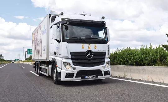 Το τριαξονικό Actros F εξοπλίζεται με τον 12,8 λίτρων εξακύλινδρο κινητήρα ΟΜ 471 τρίτης γενιάς, ο οποίος αποδίδει 530 ίππους (390 kW) και μέγιστη ροπή 2.600 Nm.