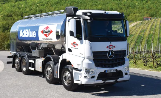 Το Arocs μεταφέρει Ad Blue σε πελάτες της εταιρείας σε όλη την Ελλάδα. Το βυτίο έχει χωρητικότητα 20.000 λίτρων.