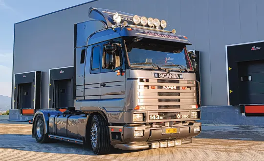 Το Scania 143Μ 500 είναι ένα από τα πιο εμβληματικά μοντέλα του Σουηδού κατασκευαστή. Το Scania 143Μ 500 είναι ένα από τα πιο εμβληματικά μοντέλα του Σουηδού κατασκευαστή.