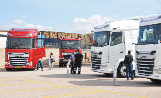 Τράκτορες και μονά φορτηγά στη διάθεση των επισκεπτών για ένα σύντομο test drive