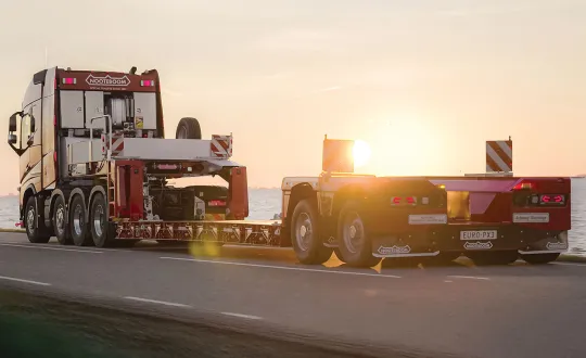 Το Euro-PX3 της Nooteboom πάνω σε 4άξονο τράκτορα χαμηλής φόρτωσης για βαριές μεταφορές κυρίως μηχανημάτων έργων.