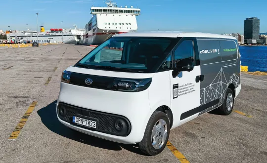 Το Maxus eDeliver 5 διατίθεται με 5ετή εγγύηση οχήματος και 8ετή για την μπαταρία. Ο ηλεκτροκινητήρας αποδίδει μέγιστη ισχύ 120 kW στους μπροστινούς τροχούς, με ροπή 240 Nm.