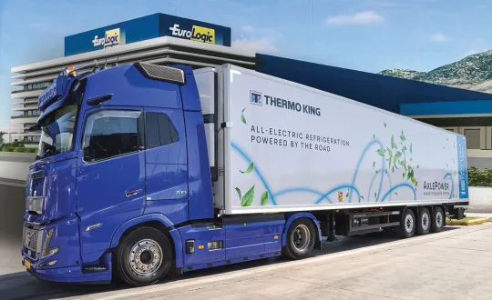Ο θάλαμος με τον ηλεκτρικό άξονα Axlepower κατά την παρουσίασή του στη μεταφορική Eurologic πάνω σε τράκτορα Volvo 700. 