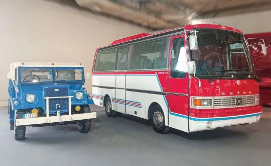 Το Setra S 208 H για μεταφορές τουριστών δίπλα από το Ford F 15 μοντέλο του 1943! 