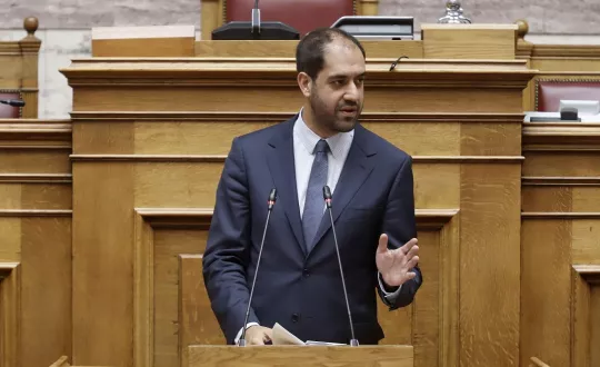 Ο υφυπουργός Υποδομών και Μεταφορών κ. Γιάννης Κεφαλογιάννης, στο βήμα της Βουλής.