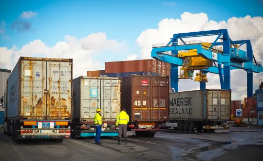 container στο λιμάνι