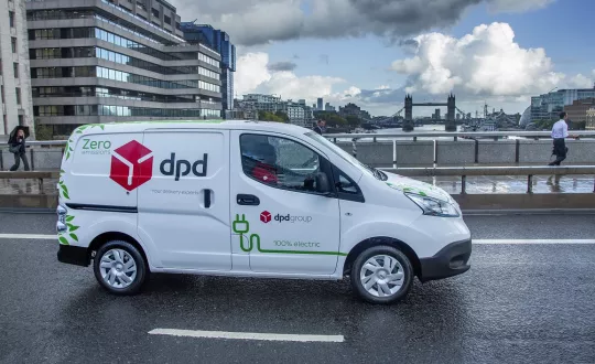 Μόνο ηλεκτρικά βαν όπως το εικονιζόμενο Nissan e-NV200 της βρετανικής μεταφορικής εταιρείας DPD, θα πωλούνται στο Ην. Βασίλειο από το 2035.