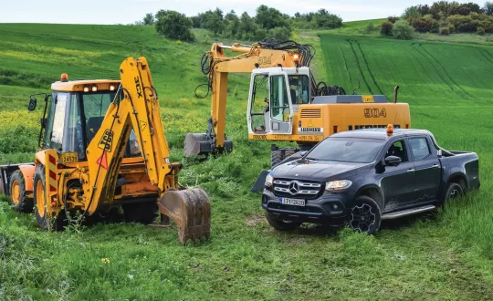 Με τη Mercedes-Benz X-Class μεταφέραμε τον εξοπλισμό της εταιρείας Πούσιας χωματουργικά, από τη Λάρισα στα χωράφια του θεσσαλικού κάμπου.
