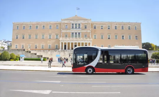 Πανελλήνια πρώτη σήμερα, Τρίτη 9 Απριλίου, για το ηλεκτροκίνητο λεωφορείο BYD των 8,7 μέτρων, το οποίο μεταφέρει -αθόρυβα και δίχως να εκπέμπει ρύπους- 58 επιβάτες και έχει αυτονομία έως και 200 χλμ.