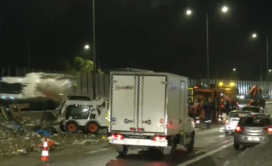 ανατροπή φορτηγού στον Κηφισό 