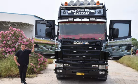 Ο Κώστας Λιβάνιος με το Scania του.