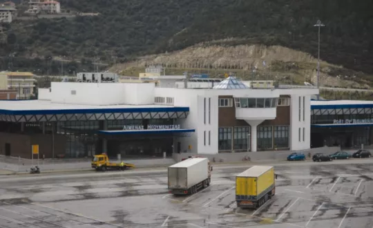 οι ελληνικές αρχές, σε έκτακτη σύνοδο σήμερα Κυριακή, αποφάσισαν τη λήψη ειδικών μέτρων στα λιμάνια της Πάτρας και της Ηγουμενίτσας