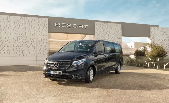 Το νέο Vito Tourer Dark Edition είναι άμεσα διαθέσιμο στο Δίκτυο Εξουσιοδοτημένων Διανομέων Mercedes-Benz στην τιμή των €39.222.