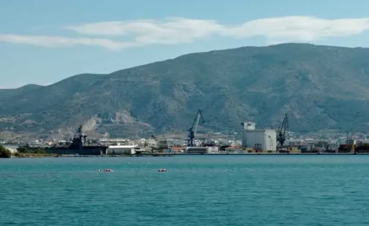  Η Ημερίδα πραγματοποιείται στο πλαίσιο της προσπάθειας ενεργειακής μετάβασης των υποδομών του λιμένα Βόλου και προσαρμογής των λιμενικών λειτουργιών του στις επιταγές της Πράσινης Συμφωνίας και της Δέσμης Μέτρων της Ε.Ε. «Fit for 55».