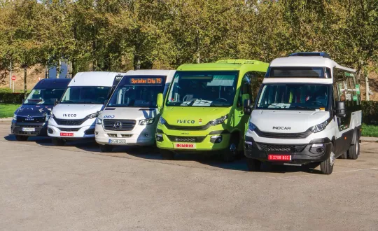 Τα 5 minibus που πήραν μέρος στο συγκριτικό με το νικητή στο κέντρο της φωτό.