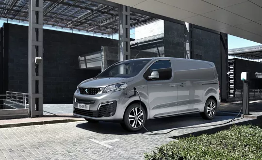 Πλήθος επιλογών φόρτισης για το Peugeot e-Expert, με τη διαδικασία να πραγματοποιείται και από το smartphone, μέσω της εφαρμογής MyPeugeot.