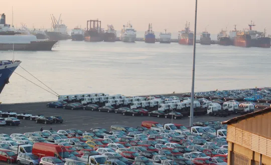 αυτοκινητα σε τελωνειο σε λιμανι