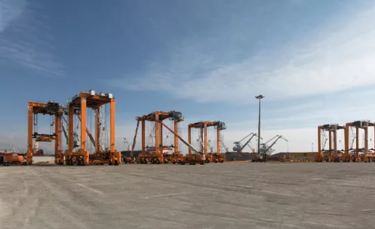 Τα 12 καινούργια Straddle Carriers που αγόρασε η νέα Διοίκηση της ΟΛΘ ΑΕ από την εταιρεία Konecranes Noell και τα οποία έχουν τη δυνατότητα στοιβασίας των εμπορευματοκιβωτίων σε 3 επίπεδα καθ’ ύψος.