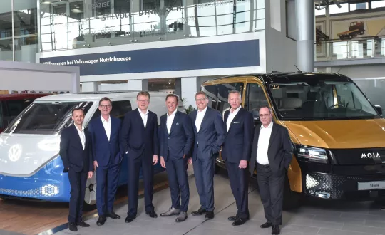 Μέλη του Δ.Σ. της Volkswagen Commercial Vehicles μπροστά από το ID. BUZZ CARGO και το mini-bus της MOIA που στηρίζεται στο ηλεκτρικό eCrafter.