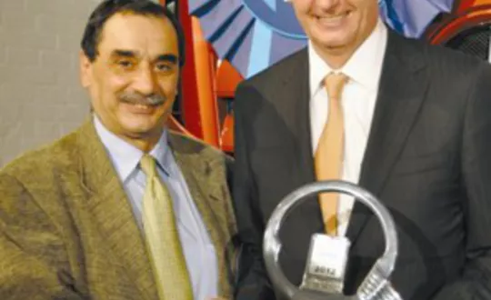 Ο επικεφαλής της ΜΒ Trucks Hubertus Trosca με τον Μανώλη Αγριμανάκη που εκπροσωπεί τη χώρα μας στον Διεθνή Οργανισμό International Truck of the Year αμέσως μετά την απονομή.