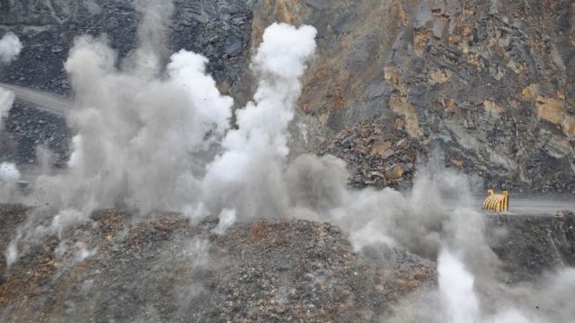 εκρηξη ανατίναξη δρόμου