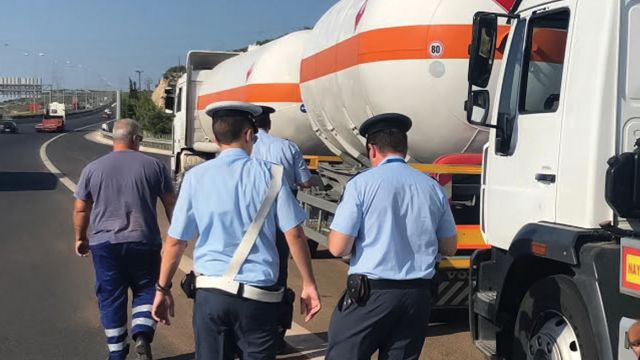 «Νέες διατάξεις της νομοθεσίας για καθ’ οδόν ελέγχους οχημάτων μεταφοράς επικίνδυνων εμπορευμάτων ADR», ήταν το θέμα του επιμορφωτικού προγράμματος του Υπουργείου Υποδομών και Μεταφορών.