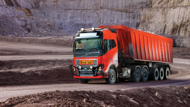 Έξι αυτόνομα φορτηγά Volvo FH έχουν ξεκινήσει πιλοτικά τη μεταφορά ασβεστολίθου σε μία διαδρομή πέντε χιλιομέτρων μέσα από τούνελ, από ένα υπαίθριο λατομείο στο κοντινό λιμάνι Velfjord της Νορβηγίας.