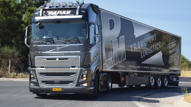 Το επετειακό VOLVO FH16 750, η ναυαρχίδα του στόλου των πενήντα αυτοκινήτων του Μιχάλη Παπά με σύγχρονο θάλαμο Schmitz, κατάλληλο για διεθνείς μεταφορές φαρμάκων, μια κατηγορία στην οποία ειδικεύεται η APM έχοντας κερδίσει την εμπιστοσύνη των φαρμακευτικών βιομηχανιών εντός και εκτός Ελλάδος.