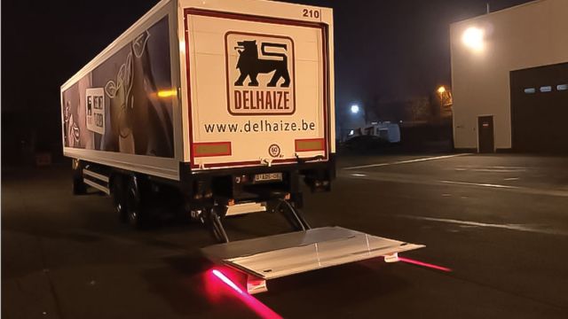 Η τεχνολογία της DHOLLANDIA χρησιμοποιεί ειδικά σχεδιασμένους οπτικούς φακούς για να δημιουργήσει και να εκπέμψει πολύ έντονες δέσμες φωτός LED, οι οποίες σχηματίζουν μια ιδιαίτερα ορατή έγχρωμη λωρίδα στο έδαφος.