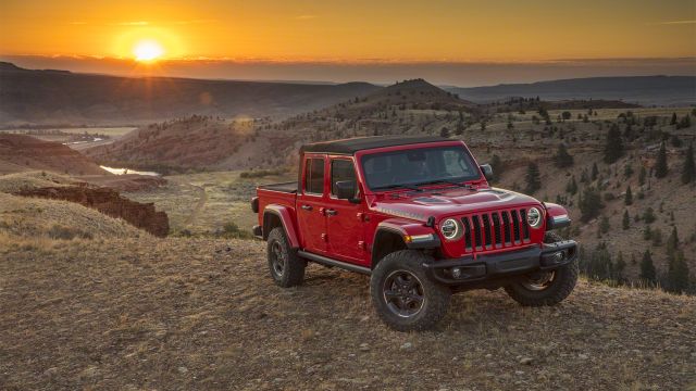 Το Jeep Gladiator αποτελεί την «αγροτική» έκδοση του νέου 4θυρου Jeep Wrangler, αλλά με μακρύτερο ατσάλινο πλαίσιο τύπου σκάλας κατά 787 χλστ.