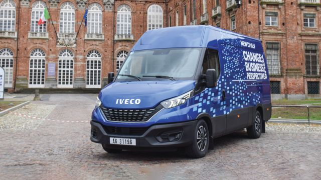 Η νέα γενιά Iveco Daily εφοδιάζεται με τα πιο εξελιγμένα συστήματα ασφαλείας, όπως το AEBS και City Brake Pro, το σύστημα QUEUE, το Proactive Lane Keeping και το Adaptive Cruise Control. Επιπρόσθετα, το Crosswind Assist, το Hill Descent Control και το Traction Plus.