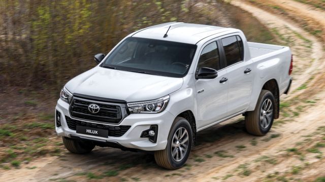 Το αμάξωμα του Hilux 2019 Special Edition διανθίζουν μαύρες και σκούρες γκρι λεπτομέρειες που απαντώνται στη γρίλια της μάσκας, στους προβολείς ομίχλης, στις χειρολαβές, στα καπάκια των καθρεπτών, στον πίσω προφυλακτήρα και στις προστατευτικές ποδιές.