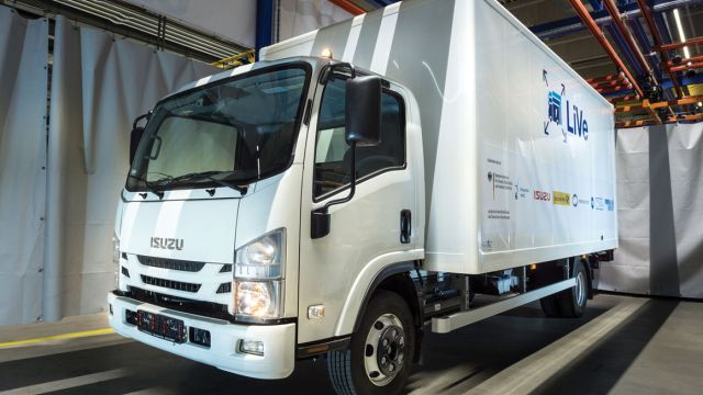 Το Isuzu Ν αφήνει στην άκρη τον συμβατικό κινητήρα των 190 ίππων, αποκτώντας τον ηλεκτρικό άξονα «eTransport» της BPW, ο οποίος φιλοξενεί δύο ηλεκτροκινητήρες που αποδίδουν από κοινού ροπή 6.500 Nm. 
