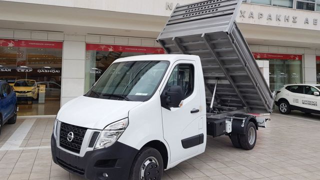 Το νέο Nissan NV400 σε έκδοση με ανατρεπόμενη καρότσα κλίσης 45° δημιουργήθηκε από την εταιρεία Nissan Νικ. Ι. Θεοχαράκης Α.Ε. Το όχημα συνοδεύεται από εγγύηση πέντε ετών ή 160.000 χλμ. και προσφέρεται για τον κατασκευαστικό κλάδο και τη μεταφορά χύδην υλικών.