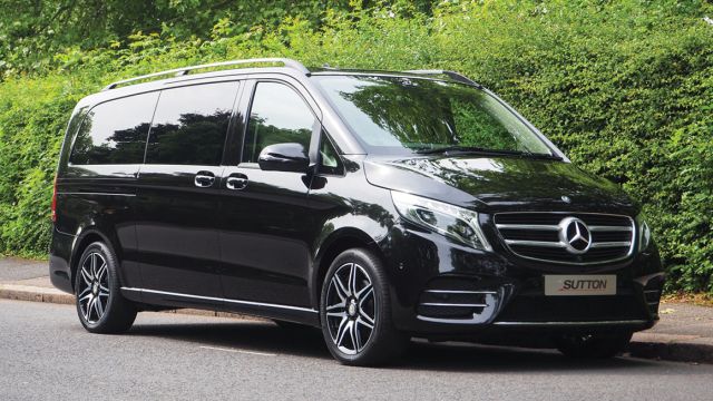 Η τιμή της πολυτελούς Mercedes-Benz V-Class που βρέθηκε στην έκθεση Classic Car Show, ορίζεται στις 92.000 λίρες (σχεδόν 106.000 ευρώ).
