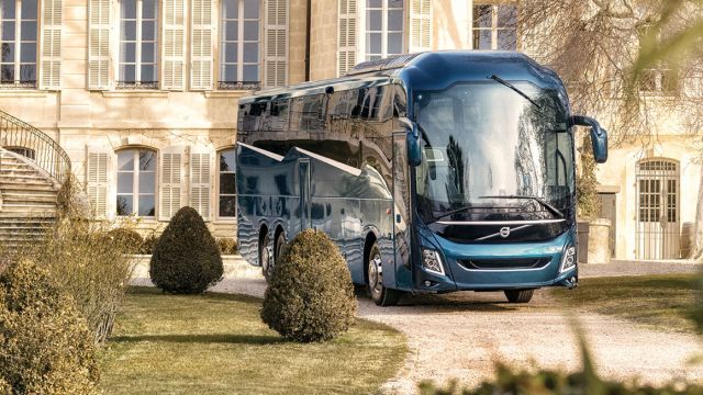 Στο νέο Volvo 9900, οι γραμμές των παραθύρων έχουν σχήμα «Z», γεγονός που σε συνδυασμό με την «αμφιθεατρική» διαμόρφωση των καθισμάτων των επιβατών, συνθέτει σύμφωνα με τη σουηδική εταιρεία μια εντελώς νέα «γλώσσα» σχεδίασης για τα πούλμαν.