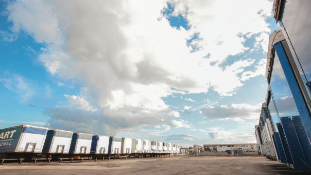 Η έκθεση της Schmitz Cargobull βρίσκεται τώρα στο 23ο χλμ. Ν.Ε.Ο. Αθηνών – Κορίνθου, περιοχή Παπακώστα - Μάνδρα. Τηλ.: 210 5200252