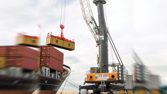 Ο αυτοκινούμενος γερανός Liebherr των 144 τόνων.
