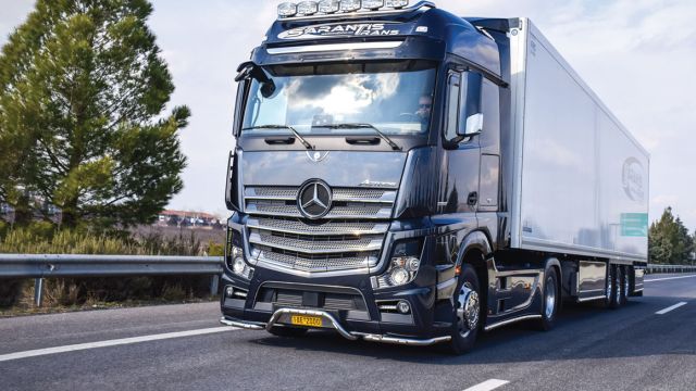 Το Actros εξοπλίζεται με το αυτοματοποιημένο κιβώτιο MercedesBenz Powershift 3 το οποίο επιτυγχάνει άριστες αλλαγές τόσο από στάση όσο και εν κινήσει, με γνώμονα πάντα την οικονομία.