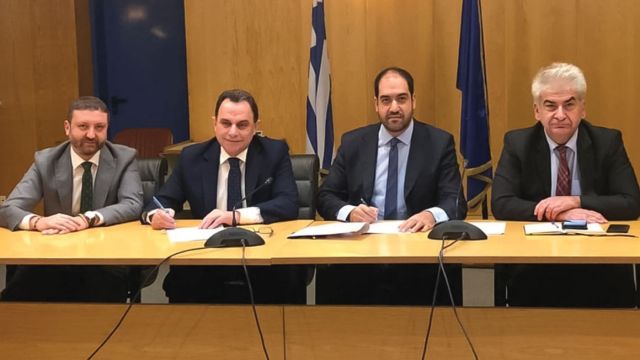 Η στιγμή της υπογραφής της προγραμματικής συμφωνίας στο Υπουργείο Υποδομών και Μεταφορών. Από αριστερά: ο Γενικός Γραμματέας Ψηφιακής Διακυβέρνησης, κ. Λεωνίδας Χριστόπουλος, ο Υφυπουργός Ψηφιακής Διακυβέρνησης, αρμόδιος για θέματα Απλούστευσης Διαδικασιών, κ. Γιώργος Γεωργαντάς, ο υφυπουργός Υποδομών και Μεταφορών κ. Γιάννης Κεφαλογιάννης και ο Γενικός Γραμματέας Μεταφορών κ. Νίκος Σταθόπουλος.
