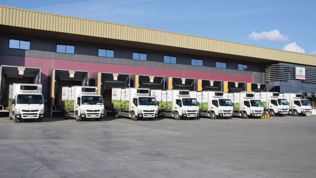 Οκτώ από τα δεκατρία FUSO Canter που αγόρασε η Φάρμα Κουκάκη από το Κιλκίς. Καθημερινά μεταφέρουν ποιοτικά προϊόντα σε καταστήματα της βόρειας Ελλάδας. 