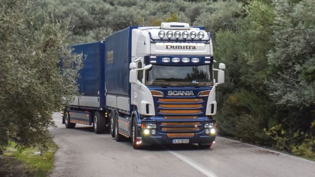 Αρκετά στενός ο δρόμος στο μεγαλύτερο τμήμα της διαδρομής από τα πλευρικά διόδια Γλύφας μέχρι το λιμάνι Γλύφας.