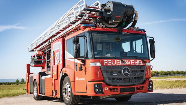 Το πυροσβεστικό Rosenbauer B34 2.0, πάνω στο 2αξονικό σασί ενός Mercedes-Benz Econic 1830L, που εξοπλίζεται με κινητήρα 299 ίππων. Το μήκος του οχήματος ανέρχεται σε 9,15 μ., το πλάτος σε 2,55 μ. και το ύψος σε 3,20 μ.